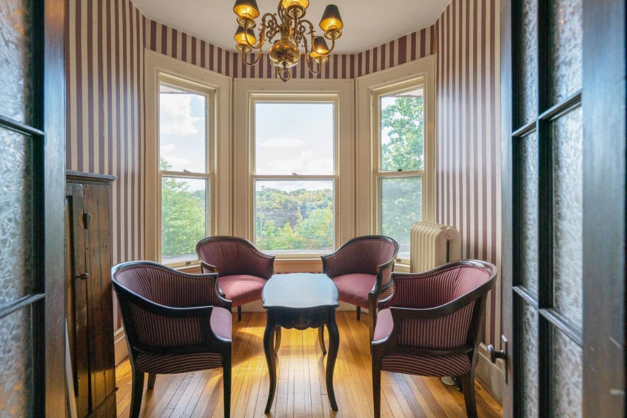 Lion's Head 5* Niagara Falls