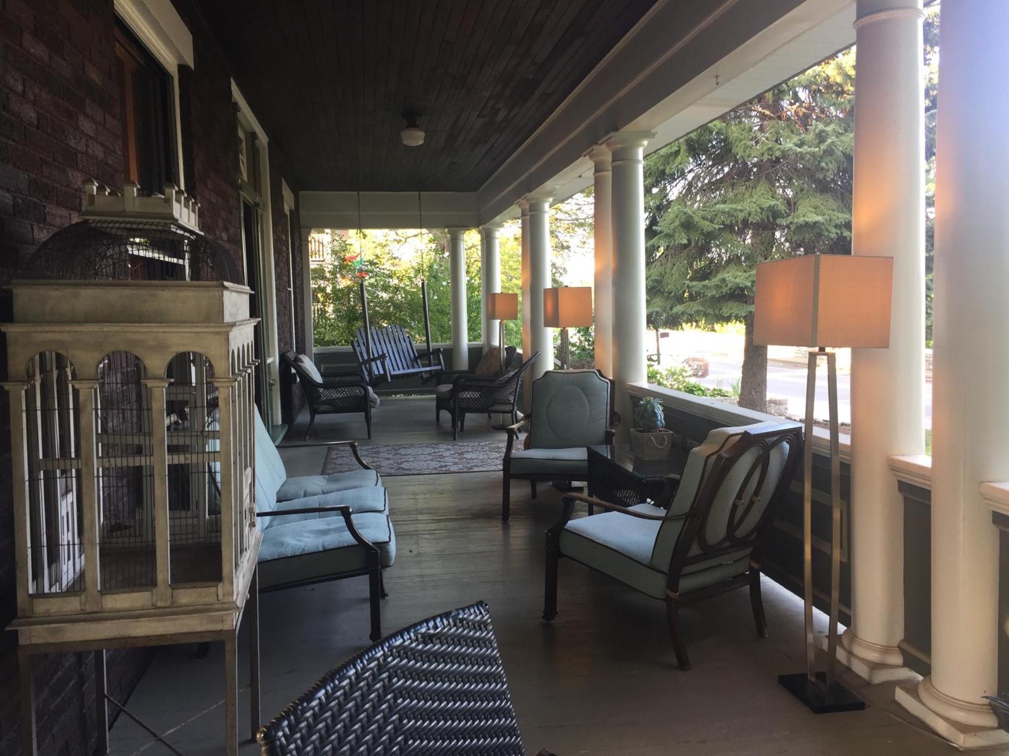 Lion's Head Bed & Breakfast Niagara Falls